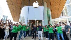 Tim Cook inaugurates Apple store